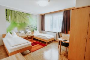 A bed or beds in a room at Hotel am Kapuzinerplatz