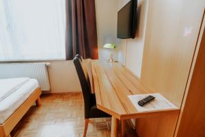 A television and/or entertainment centre at Hotel am Kapuzinerplatz