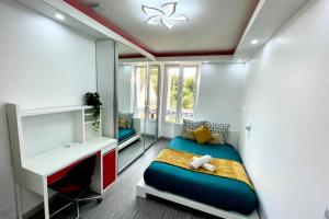 a small bedroom with a bed and a desk at Magnifique villa de 110m2 - grand parking- pas loin de Paris in Épinay-sur-Orge