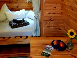 a bed with a bowl of fruit on a table at Pods Alte Schule in Elchweiler