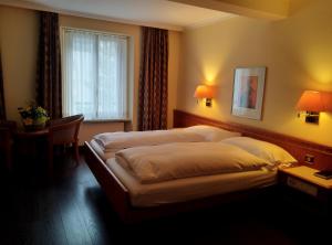ein Hotelzimmer mit zwei Betten und einem Fenster in der Unterkunft Albergo Faido in Faido