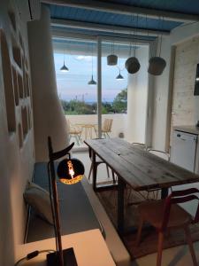 a dining room with a table and a fire pit at Casa Mediterranea Jacuzzi riscaldata con Caminetto in Specchiolla