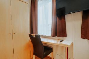 A television and/or entertainment centre at Hotel am Kapuzinerplatz