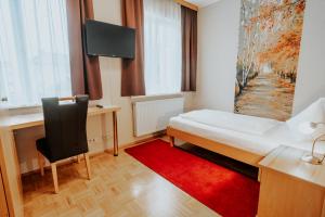 A television and/or entertainment centre at Hotel am Kapuzinerplatz