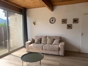 Część wypoczynkowa w obiekcie Barcelonnette location avec jardin