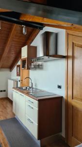 una cocina con fregadero y encimera en Appartamento Modenese 8, en Peschiera del Garda 6 fotos más