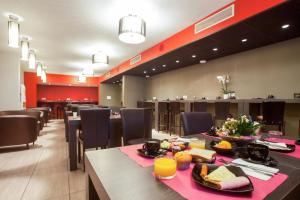 - une salle à manger avec une table et de la nourriture dans l'établissement Appart'City Confort Marseille Centre Prado Vélodrome, à Marseille