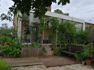 una casa con una panchina davanti di Le Relais de la Praya a Lège-Cap-Ferret