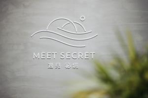 Certifikat, nagrada, logo ili neki drugi dokument izložen u objektu Meet Secret B&B