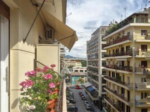 une vue d'une rue de la ville avec des bâtiments dans l'établissement AiR White Tower Apartment, à Thessalonique