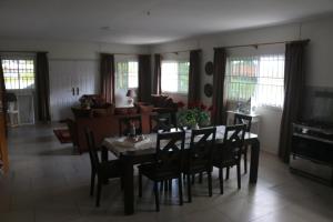 comedor y sala de estar con mesa y sillas en Dubbel woonhuis Selderiestraat Paramaribo, en Paramaribo