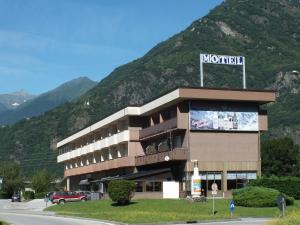 un edificio de hotel con un cartel encima en Motel Monterosa, en Vogogna