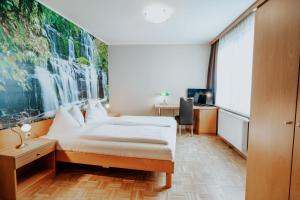 Tempat tidur dalam kamar di Hotel am Kapuzinerplatz