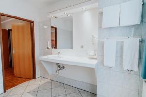 A bathroom at Hotel am Kapuzinerplatz