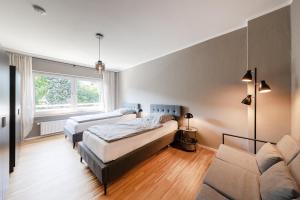 1 Schlafzimmer mit 2 Betten und einem Sofa in der Unterkunft Kambrium in Münster