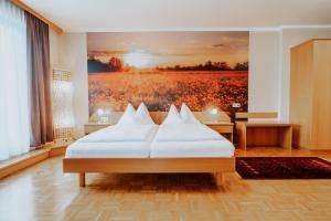 A bed or beds in a room at Hotel am Kapuzinerplatz