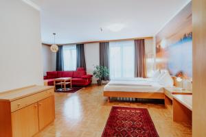 A bed or beds in a room at Hotel am Kapuzinerplatz