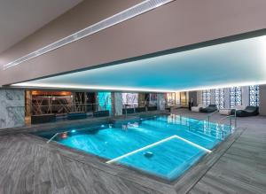 
The swimming pool at or near Hotel Spa Porta Maris by Melia
