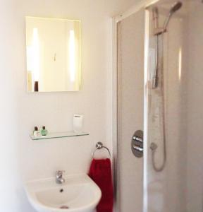 A bathroom at Guston Guest House 