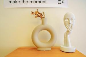 a vase and a statue sitting on a table at 木Box田妍山色 in Jiaoxi