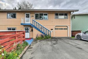 ein Haus mit einem davor geparkt in der Unterkunft Cozy Apartment Less Than 4 Miles to Downtown Anchorage! in Anchorage