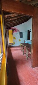 pokój ze stołem w budynku w obiekcie Monsoon w mieście Agonda