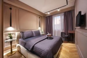 una camera con un letto e una televisione di Concept Nisantasi Hotels & Spa a Istanbul