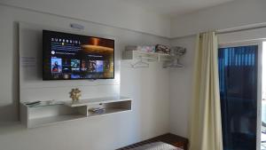 uma televisão de ecrã plano na parede de um quarto em Belíssimo Apto à Beira Mar em Arraial do Cabo