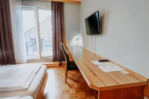 A television and/or entertainment centre at Hotel am Kapuzinerplatz