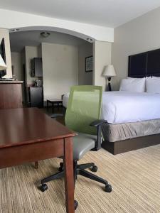 Habitación de hotel con cama, escritorio y silla en Holiday Inn Express Hotel & Suites Hinesville, an IHG Hotel, en Hinesville