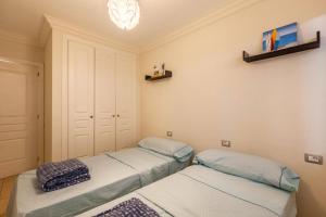 a room with two beds in a room with aumbledore at Apartamento El Porís in Arico +20 photos