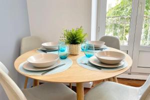 グルノーブルにある#CC Le Cadet Jean Jaurès A B and E tramway T2 equippedの木製テーブル(皿、鉢付)