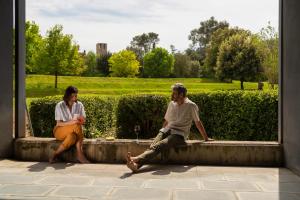 a man and a woman sitting on a bench at Hotel Món Sant Benet in Sant Fruitos de Bages