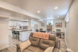 uma sala de estar e uma cozinha com um sofá e uma mesa em Modern Wheat Ridge Home Less Than 5 Miles to Denver! em Wheat Ridge