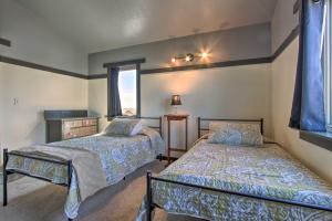 A bed or beds in a room at Pet-Friendly Choteau Townhouse with Gas Grill!