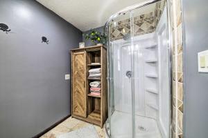 Ένα μπάνιο στο Woodsy Home with View, 1 Mi to Lake Shelbyville +29 φωτογραφίες