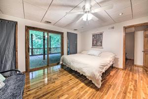 Ένα ή περισσότερα κρεβάτια σε δωμάτιο στο Woodsy Home with View, 1 Mi to Lake Shelbyville