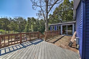 Μπαλκόνι ή βεράντα στο Woodsy Home with View, 1 Mi to Lake Shelbyville