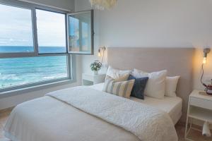 1 dormitorio con 1 cama y vistas al océano en Apt ILUKA Nuevo con vistas al mar, en Malpica de Bergantiños