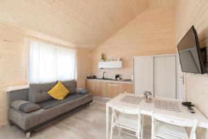 乌斯特卡Domki gościnne Govinda的客厅里有一张沙发和一张桌子。