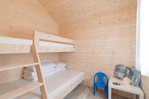 Ein Etagenbett oder Etagenbetten in einem Zimmer der Unterkunft Domki gościnne Govinda