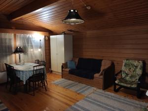Holiday Cabin Kerimaa 103 في سافونلينّا: غرفة معيشة مع أريكة وطاولة