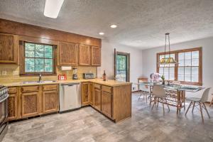 Gambar di galeri bagi Quiet Home with Fire Pit - 1 Mi to Downtown Acworth! di Acworth +17 gambar