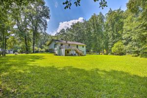 Κήπος έξω από το Quiet Home with Fire Pit - 1 Mi to Downtown Acworth!