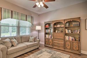 sala de estar con sofá y estante para libros en Family Home with Fire Pit, 2 Mi to Lake Access, en Lexington