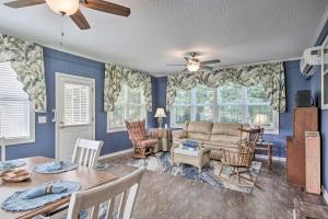 sala de estar con paredes azules y sofá en Family Home with Fire Pit, 2 Mi to Lake Access, en Lexington