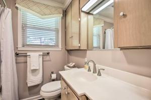 Ένα μπάνιο στο Family Home with Fire Pit, 2 Mi to Lake Access +28 φωτογραφίες