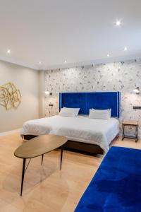 um quarto com uma cama grande e uma cabeceira azul em Micampus Burgos Centro em Burgos