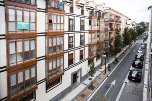 ein Apartmenthaus mit Fenstern und einer Straße in der Unterkunft Butrón - Basquenjoy in Hondarribia