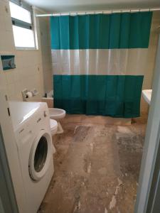 ein Badezimmer mit Toilette und Duschvorhang in der Unterkunft Vangelis apartment near Athens Airport in Spáta